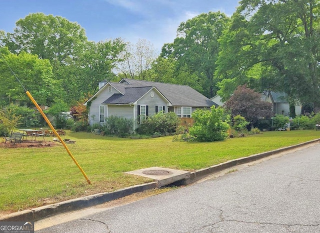 ranch-style house featuring a front yard
