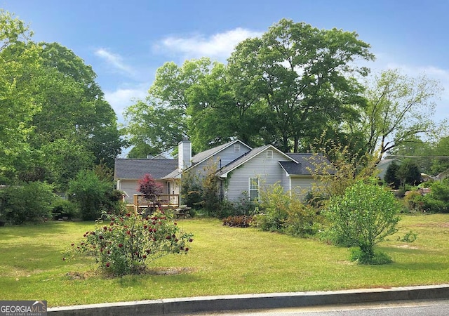 view of front of house featuring a front lawn