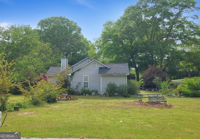 view of side of property featuring a lawn
