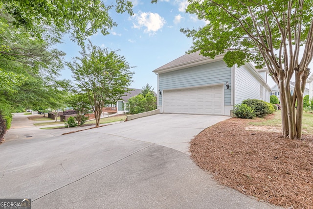 view of front of property featuring driveway