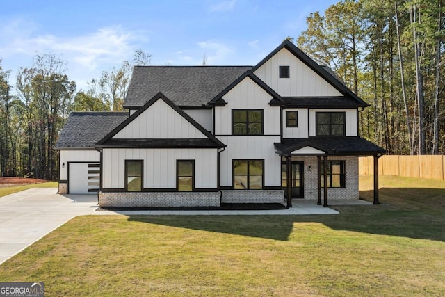 view of front of property featuring fence, a garage, roof with shingles, a front yard, and concrete driveway