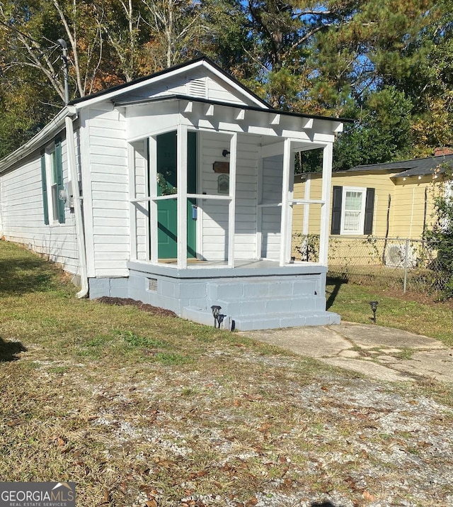 view of front facade with fence