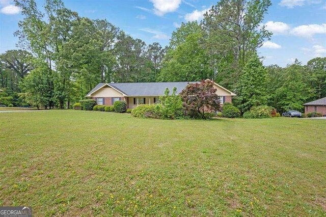 ranch-style house featuring a front lawn