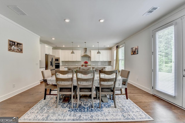 dining area with baseboards, visible vents, and recessed lighting