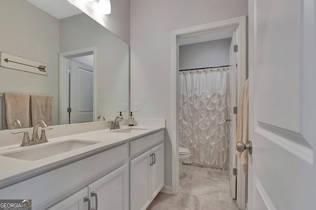 full bath featuring double vanity, toilet, a shower with curtain, and a sink