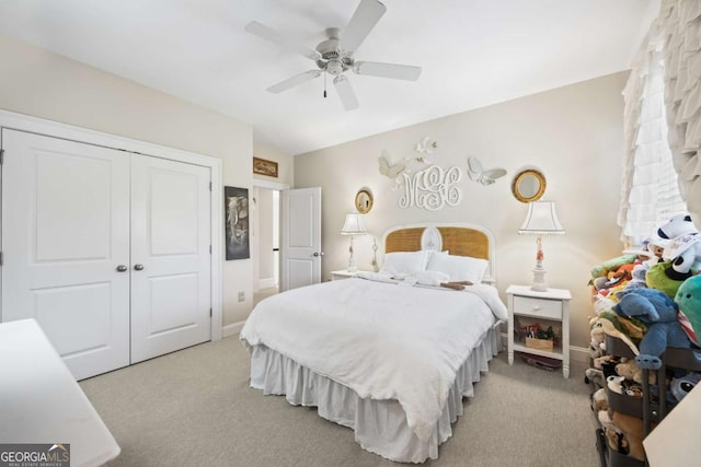 carpeted bedroom featuring ceiling fan, baseboards, and a closet