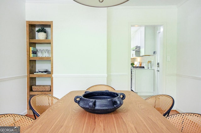 dining area with crown molding and baseboards