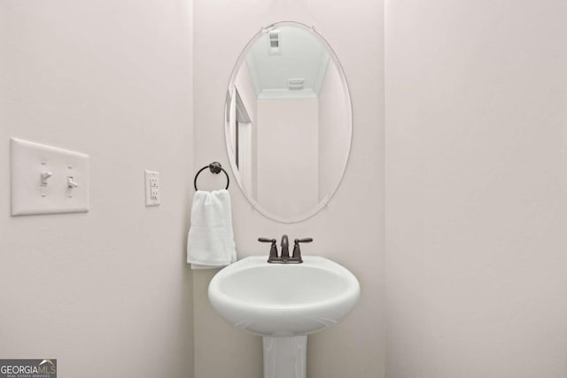 bathroom featuring a sink