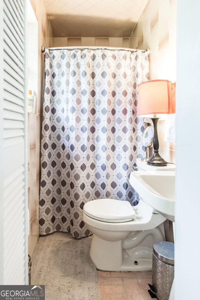 321 N Grove Blvd, Kingsland, GA 31548 - full bathroom with toilet and a shower with curtain