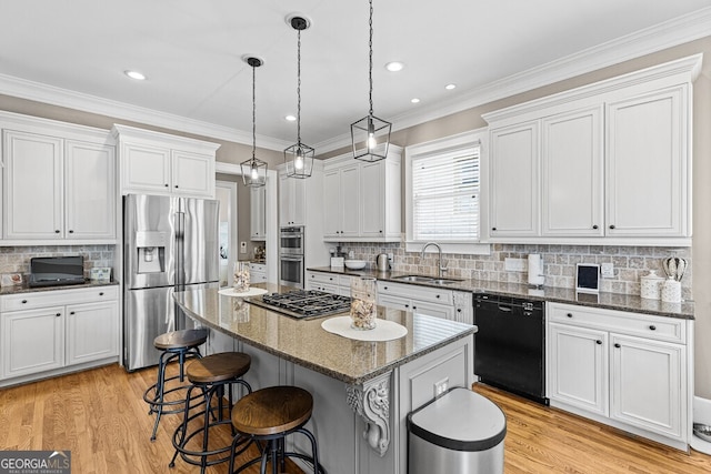 5841 Choctaw Ln, Braselton, GA 30517 - kitchen with a center island, light wood finished floors, a sink, and stainless steel appliances