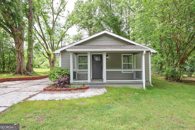 938 Motley St, Lagrange, GA 30241 - bungalow featuring covered porch, a shingled roof, and a front lawn