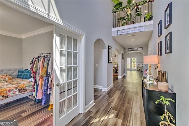 5845 Princeton Run Trl, Tucker, GA 30084 - corridor featuring arched walkways, wood finished floors, crown molding, and a towering ceiling