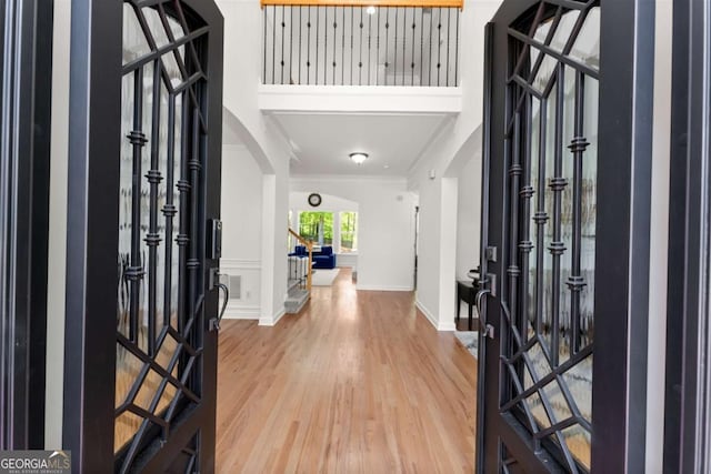 1900 Chattahoochee Run Dr, Suwanee, GA 30024 - entryway featuring arched walkways, wood finished floors, baseboards, and ornamental molding