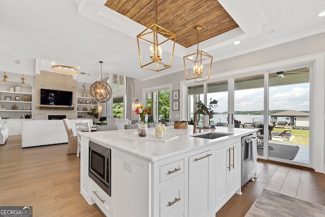 239 Lakeshore Cir, Milledgeville, GA 31061 - kitchen featuring an island with sink, an inviting chandelier, stainless steel appliances, built in shelves, and a sink