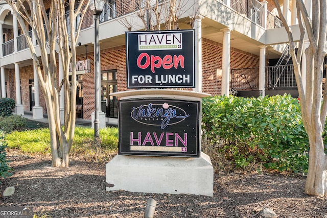 view of community / neighborhood sign