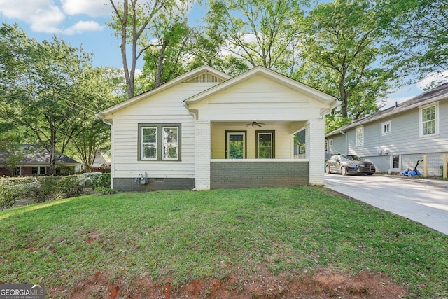 view of front facade with covered porch, a ceiling fan, and a front yard