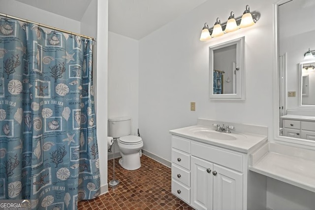 full bathroom with vanity, toilet, a shower with shower curtain, and baseboards