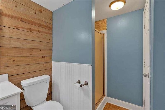 full bathroom featuring toilet, a shower stall, wainscoting, and vanity