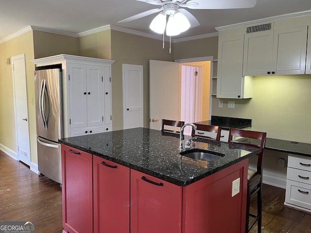 106 Zenith St, Dublin, GA 31021 - kitchen featuring a kitchen island with sink, freestanding refrigerator, a sink, visible vents, and dark wood-type flooring