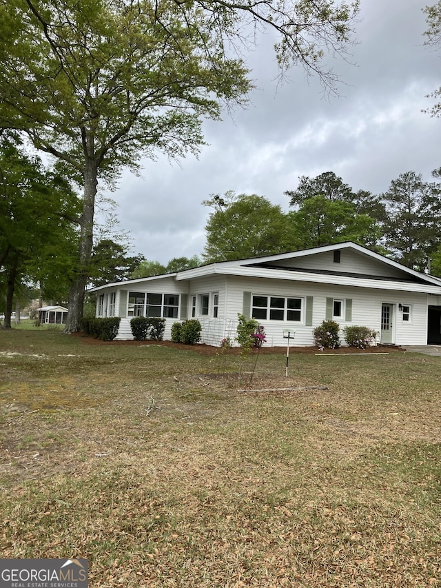 view of front of property featuring a front yard