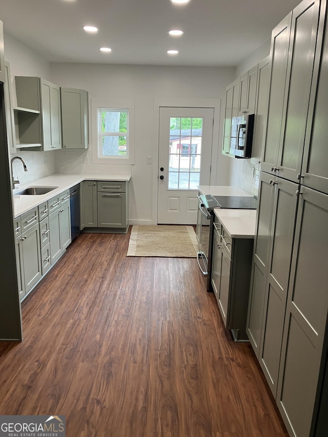 854 Clearwater Rd, Sharpsburg, GA 30277 - kitchen featuring stainless steel appliances, a sink, dark wood-style floors, tasteful backsplash, and recessed lighting
