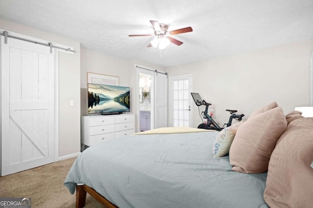 bedroom featuring carpet floors, a barn door, baseboards, and ceiling fan