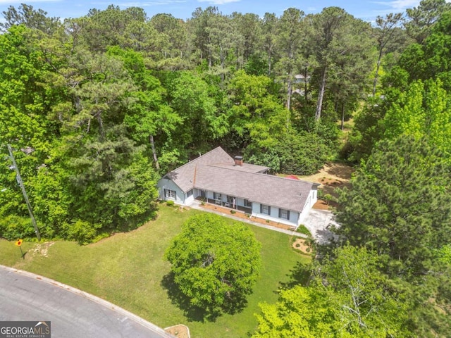 birds eye view of property featuring a wooded view