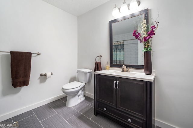 full bathroom featuring baseboards, vanity, toilet, and a shower with shower curtain