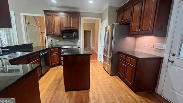 169 Cambridge Way, Macon, GA 31220 - kitchen with appliances with stainless steel finishes, light wood-type flooring, a kitchen island, a sink, and recessed lighting