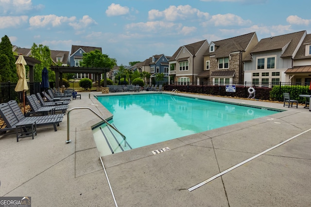 569 Mirrormont Dr SE, Smyrna, GA 30080 - community pool with a residential view and a patio area