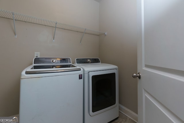 569 Mirrormont Dr SE, Smyrna, GA 30080 - laundry area featuring washing machine and dryer