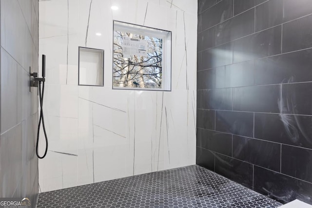 full bath with tiled shower