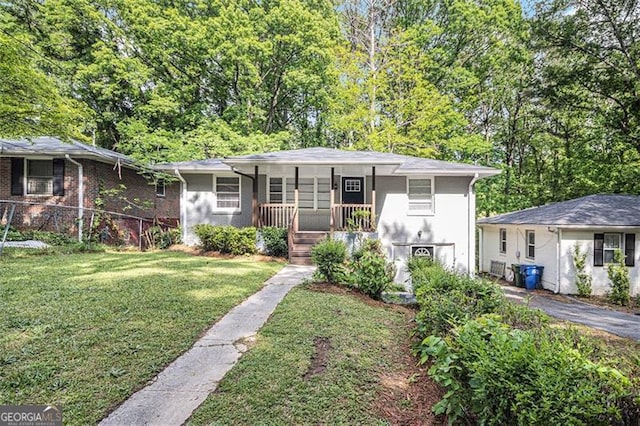 view of front of property featuring a porch and a front yard