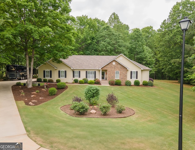 ranch-style house featuring stucco siding, a front yard, and a shingled roof