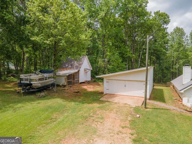 view of yard featuring an outdoor structure and a garage