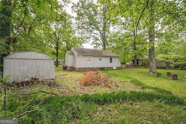 view of yard featuring an outdoor structure and a shed