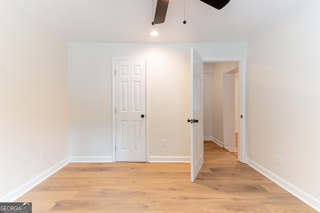 unfurnished bedroom featuring light wood finished floors, recessed lighting, a ceiling fan, and baseboards