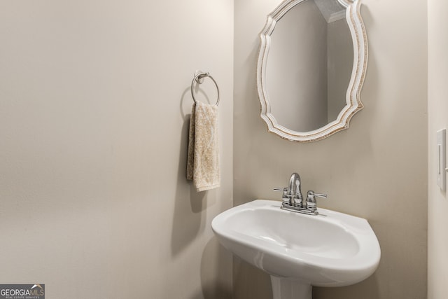 bathroom featuring a sink