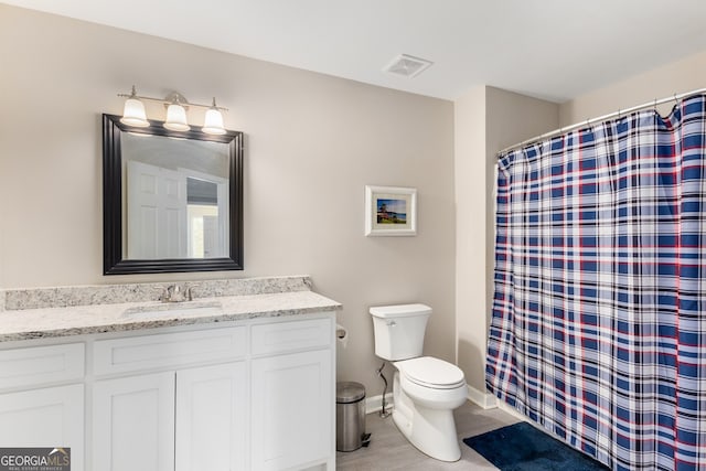 bathroom with a shower with curtain, visible vents, baseboards, toilet, and vanity