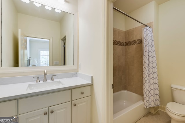 full bathroom featuring toilet, tile patterned floors, vanity, shower / bath combo, and baseboards