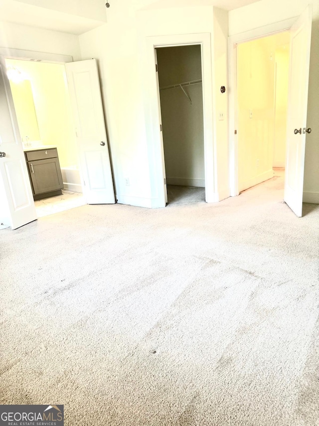 unfurnished bedroom featuring carpet flooring, baseboards, and a closet