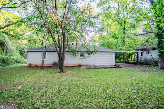 view of yard featuring a carport