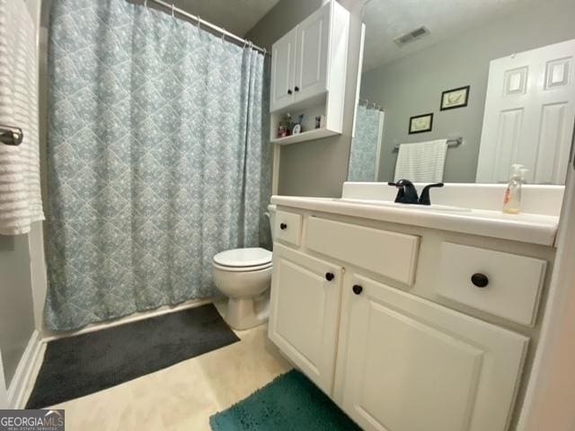 full bath with toilet, curtained shower, visible vents, and vanity