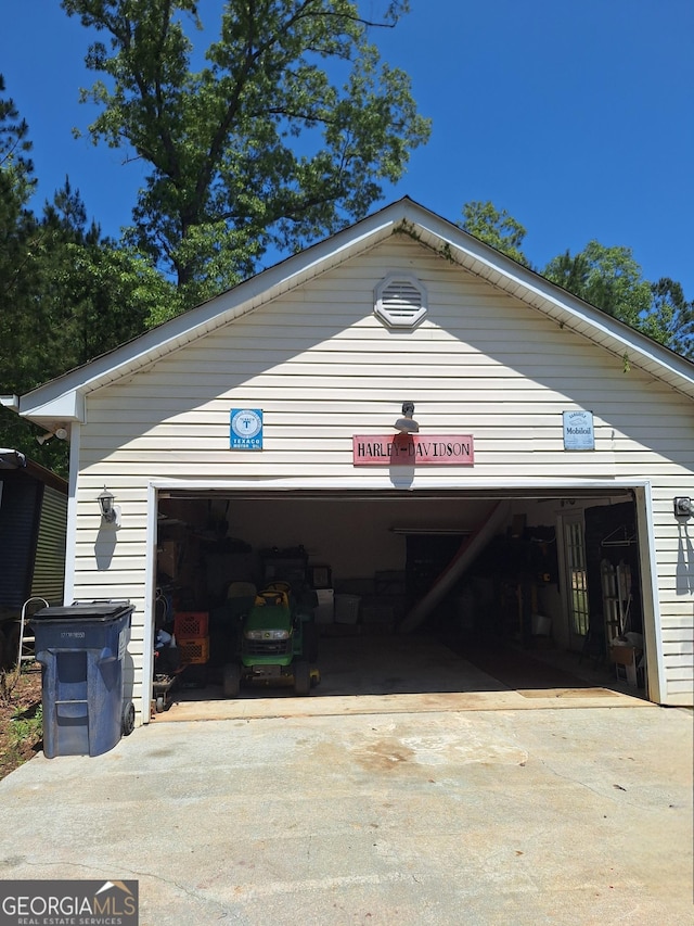 view of detached garage