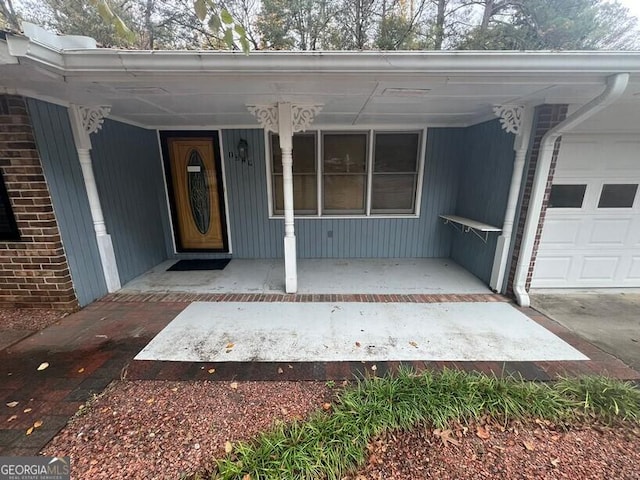property entrance featuring a porch
