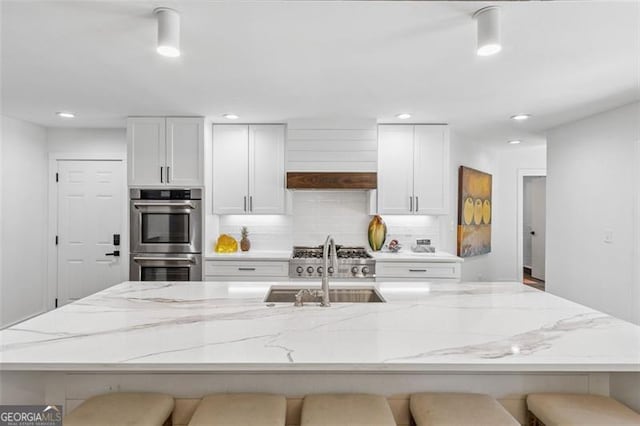 5785 Timberlane Ter, Sandy Springs, GA 30328 - kitchen featuring a sink, a breakfast bar, stainless steel double oven, and a spacious island