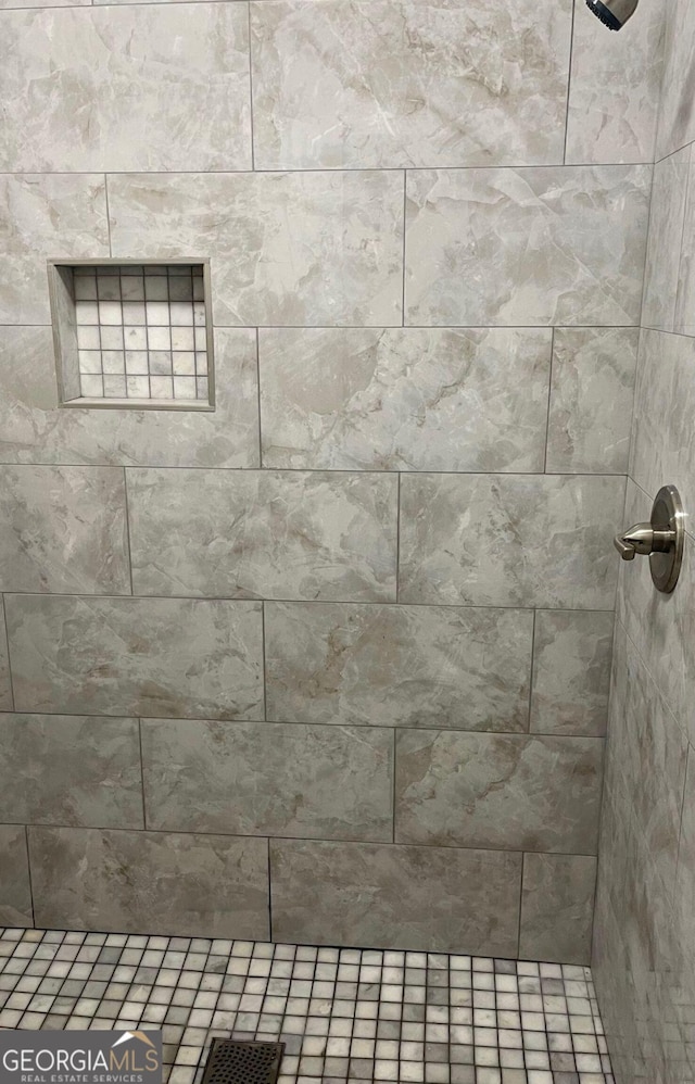 full bathroom featuring tiled shower