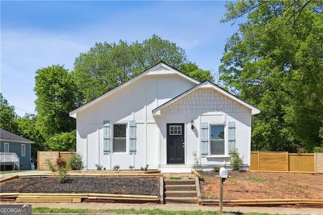 130 S Avenue SE, Marietta, GA 30060 - view of front of home with fence and board and batten siding