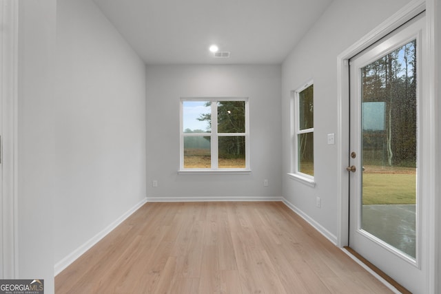 interior space with light wood-style floors, recessed lighting, and baseboards