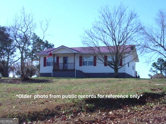 view of front of home with a porch and a front lawn